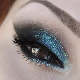 Dark Mermaid: cat eyes esfumado preto e glitter azul