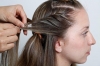 Repita o processo em toda a rea frontal do cabelo. Encaixe sob a amarrao da parte posterior da cabea